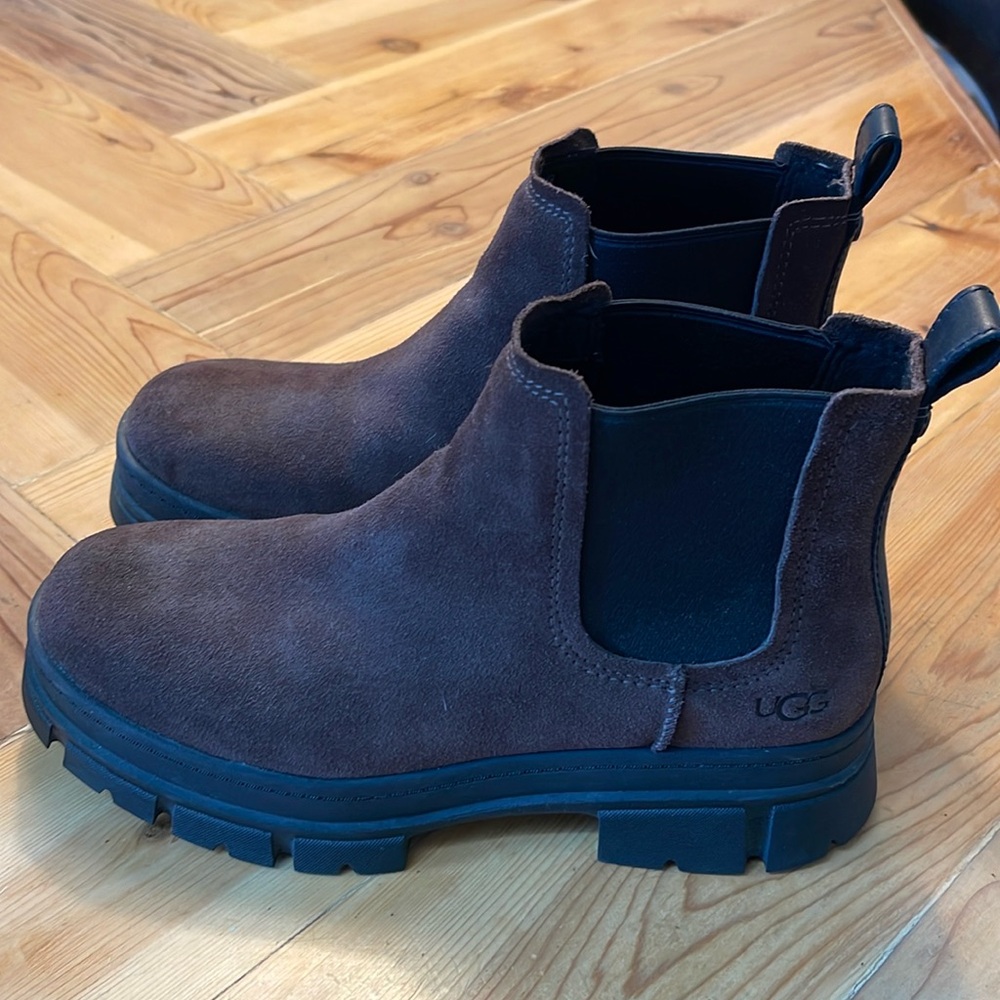 UGG Ashton Chelsea Suede Ankle Boot women’s size 10